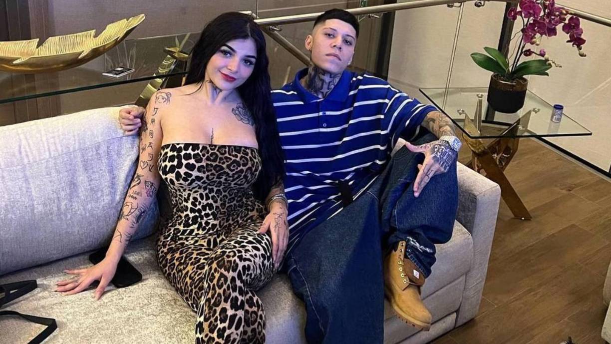 Santa Fe Klan con una risa que se le notaba algo nerviosa respondió de la siguiente manera: “Estamos haciendo una rola nomás”. 