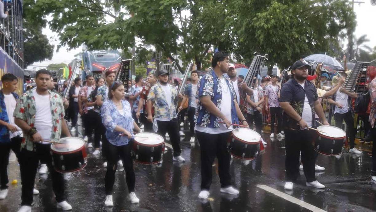 ¡Imparable! Lluvia sorprendió a sampedranos en el desfile de carrozas
