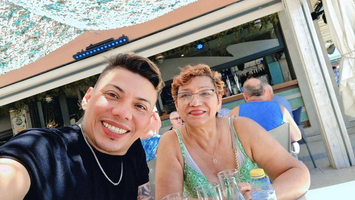 Con la voz cortada y los ojos llorosos, Carlos Alberto Hernández Suazo padre de Martha Alejandra Hernández Zamora confesó sentir un vacío en su interior y en su mente solo tiene el recuerdo de su hija y sus dos nietos fallecidos en el siniestro.