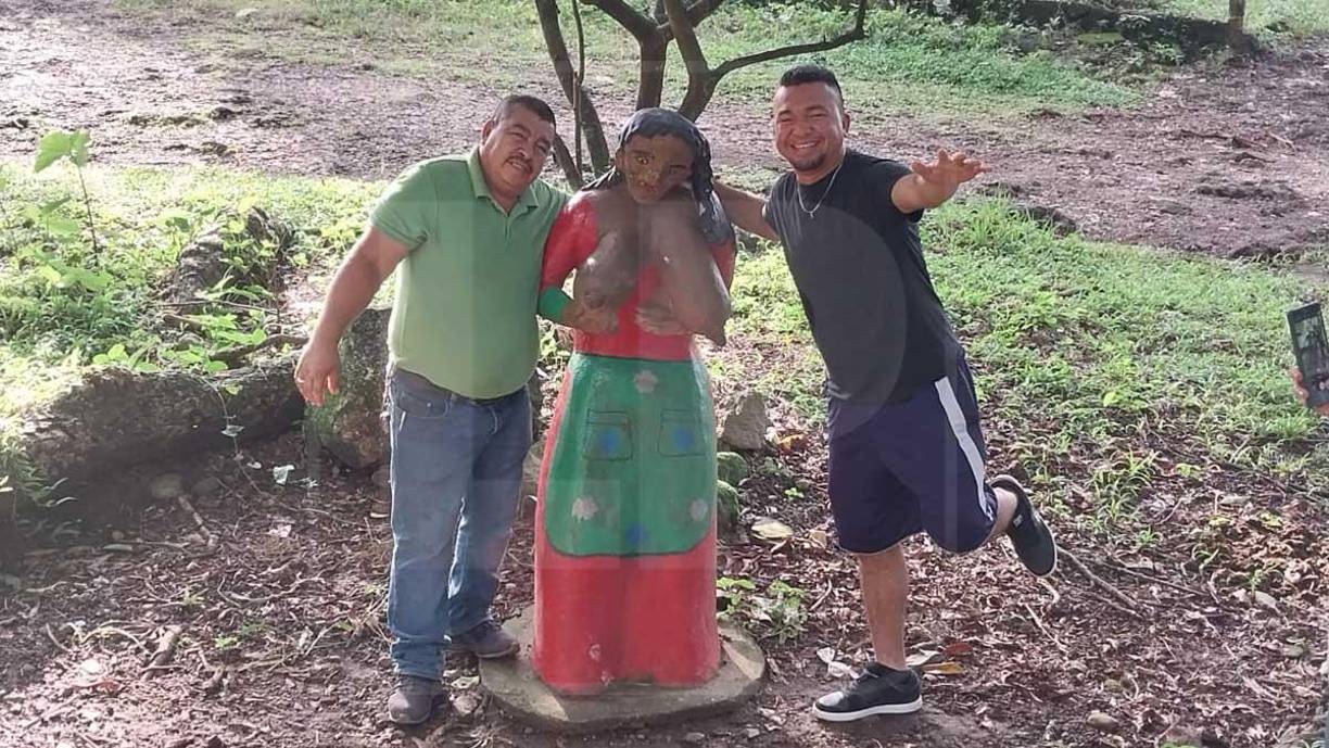 Ciudadanos que visitaban el lugar, no dudaron en tomarse fotos con la estatua de La Sucia, ubicada a la orilla de la quebrada.