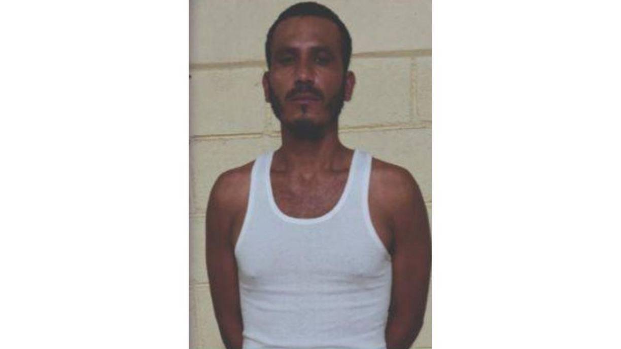 El señalado por la policía es Dennis Noel Hernández Carías, fue detenido el 28 de agosto de 2023, durante la Operación Candado, por portación ilegal de arma de fuego en el barrio Guanacaste de San Francisco de La Paz, Olancho.