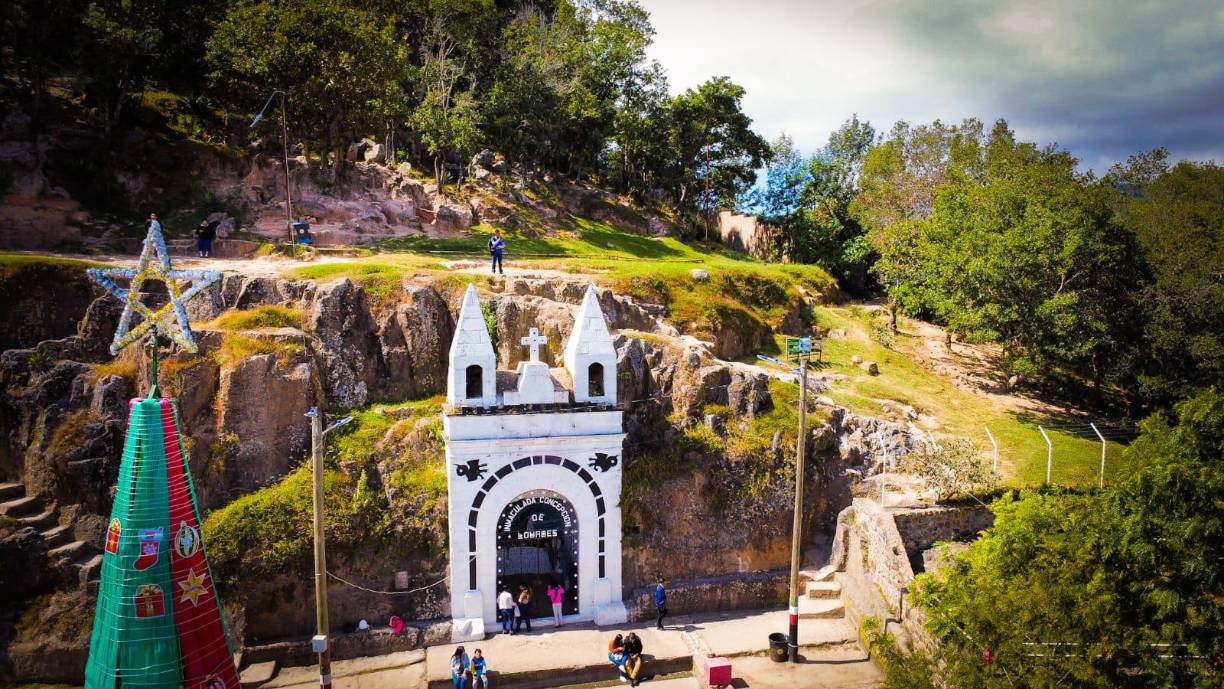 A medida pasaban las horas, la iglesia se fue llenando de familias que celebraban con entusiasmo el inicio de la vida cristiana de los niños.