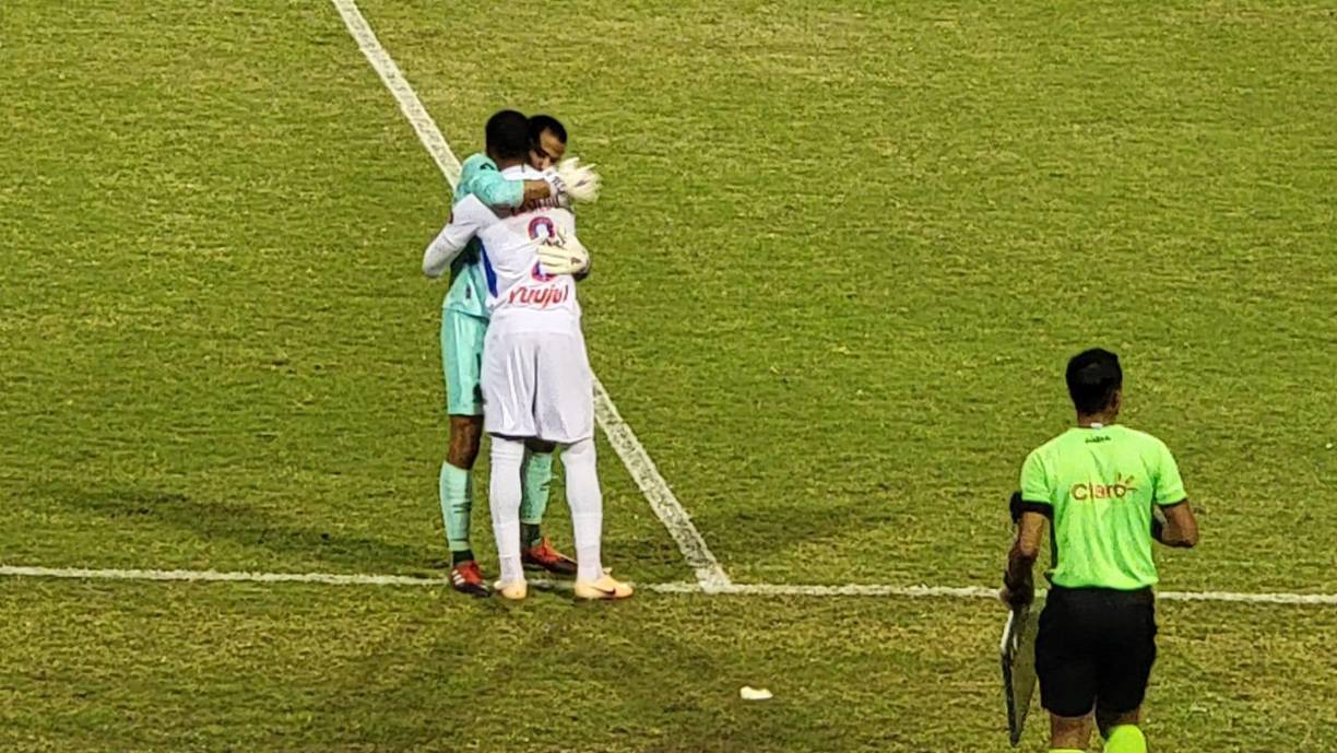 Edrick Menjívar tuvo un bonito gesto, se acercó a Elvin Casildo antes de entrar a la cancha por José García y le dio este cariñoso y sentido abrazo.