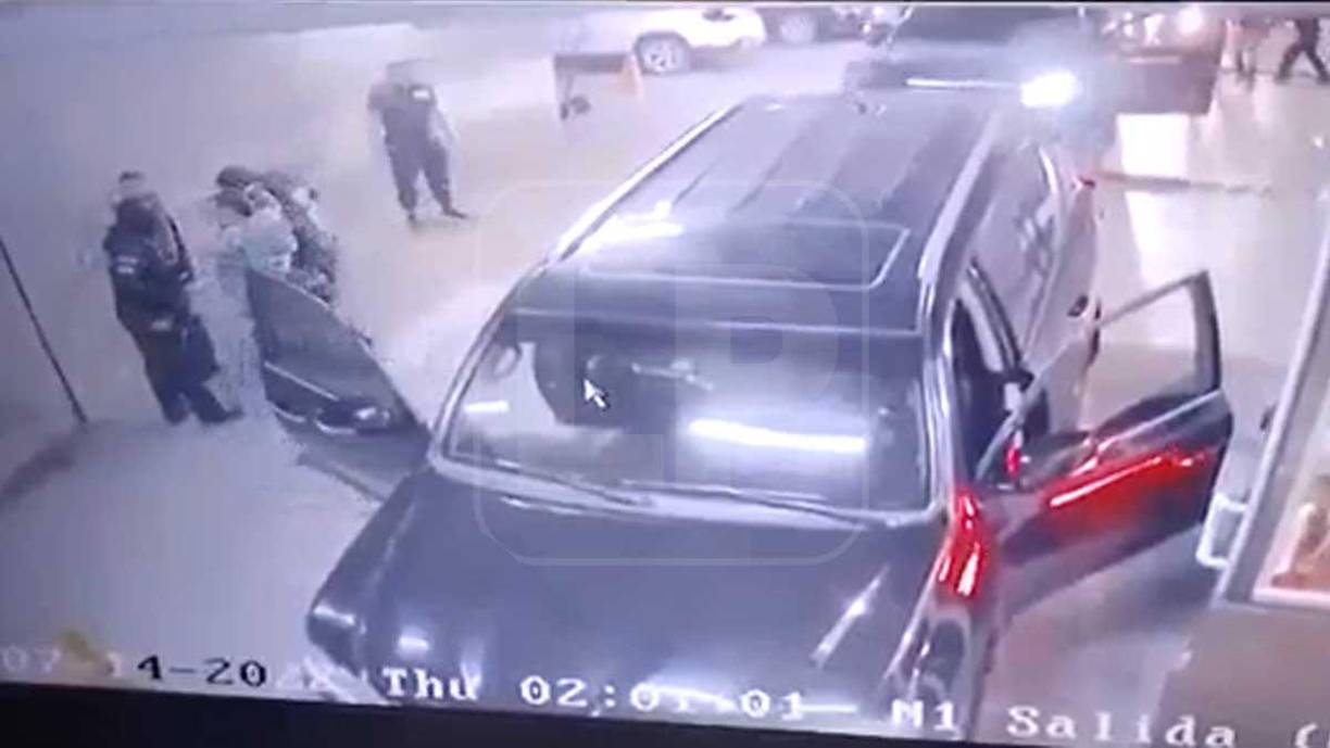 Zelaya trató de defender a los otros tres jóvenes que murieron tiroteados en el lugar, cuando salían de una discoteca en el bulevar Morazán de la capital. 