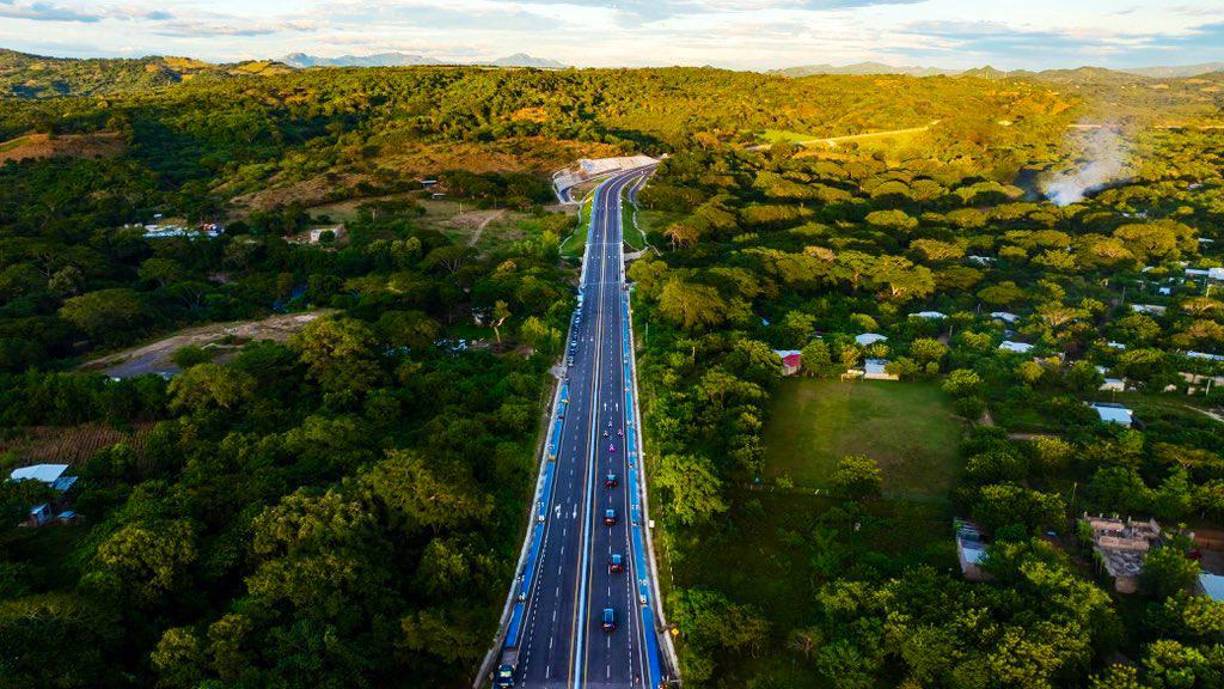 Aunque no ofreció detalles específicos, aseguró que el periférico Gerardo Barrios, por ahora, representa el proyecto más significativo de su administración.