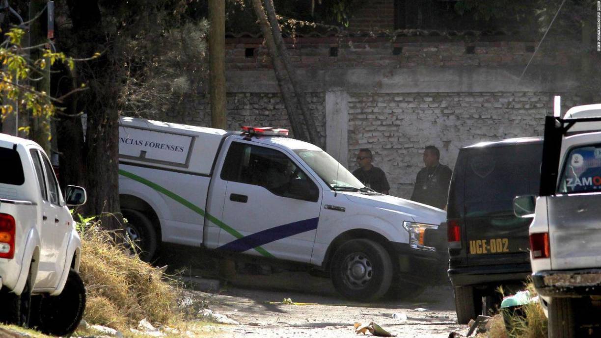 Los cuerpos de 14 hombres fueron encontrados en la caja del camión, dos en la cabina, otros dos fuera del vehículo pesado y uno más a unos 100 metros de distancia del lugar. 