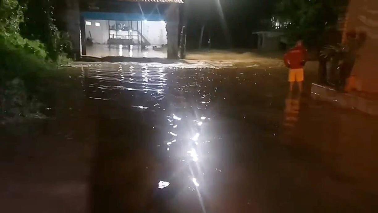 De acuerdo con el reporto del Cuerpo de Bomberos, al menos 30 casas se inundaron.