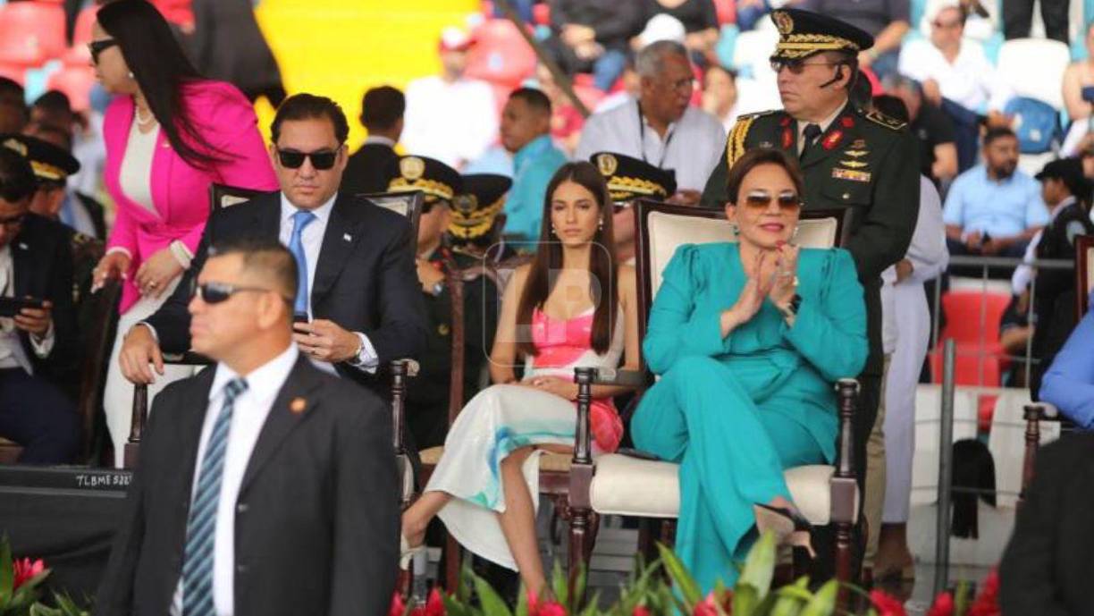 Luciendo un hermoso vestido blanco y rosa, con algunos detalles azules y verdes, la joven presenció el espectáculos brindado por los miles de estudiantes que hoy desfilaron en Tegucigalpa.
