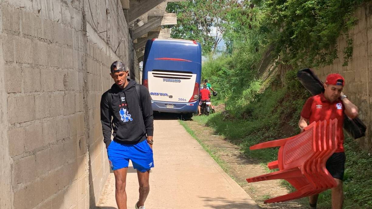 Los rostros cabizbajos de los jugadores de Olimpia en su llegada al Estadio Juan Ramón Brevé Vargas.