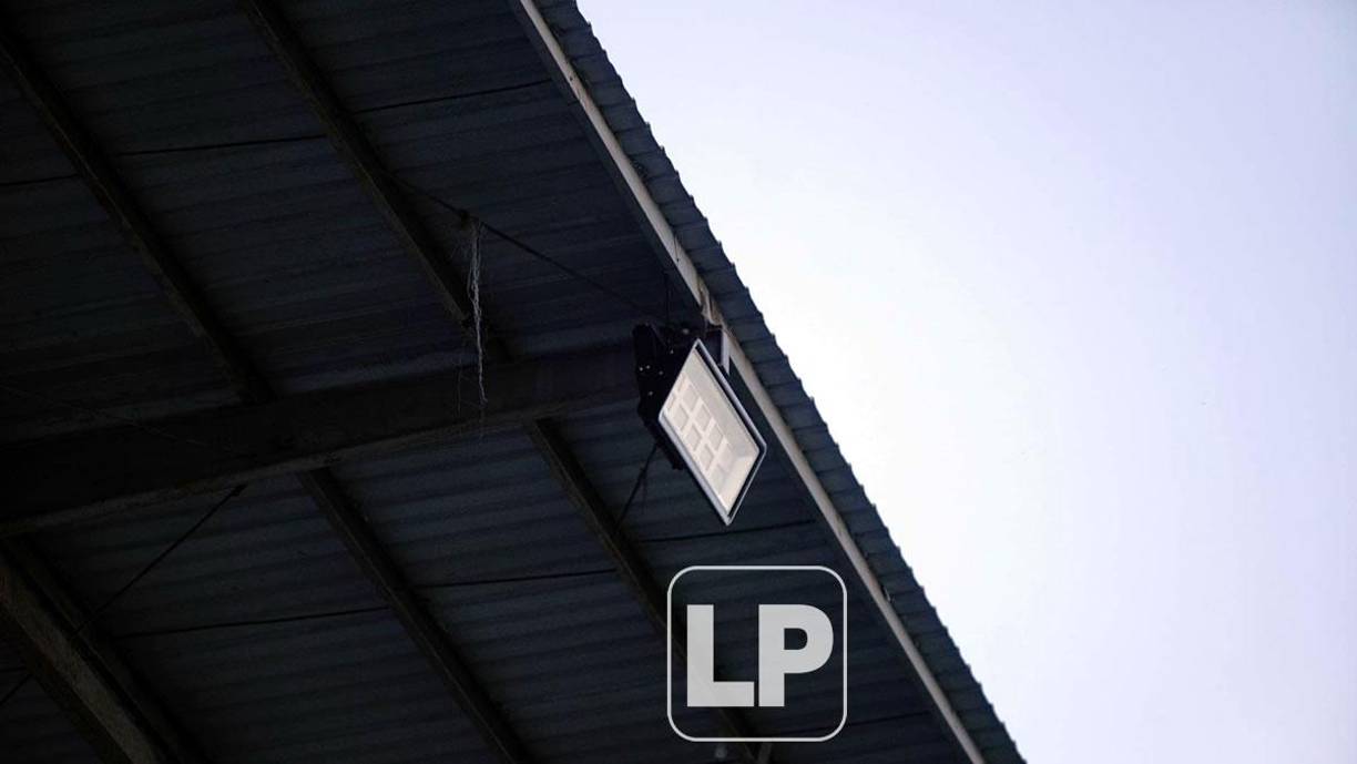 Así son las lámparas Leeds que se instaló en todo el techo de palcos del estadio Morazán.