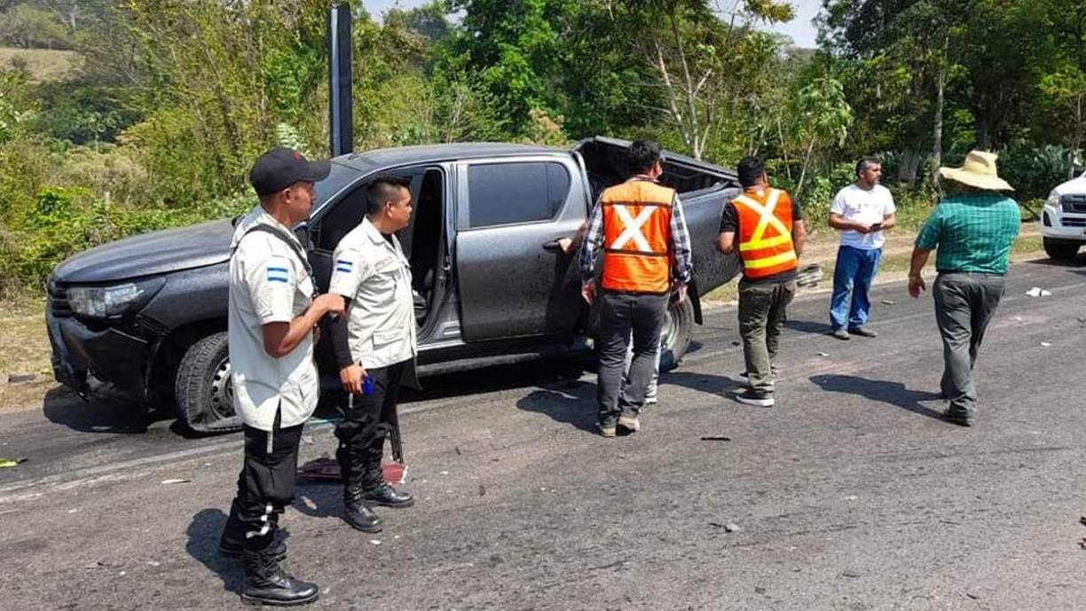  Los vehículos afectados son: un pick up Tacoma verde con placas PCT 8057, un pick up Hilux gris con placa PDW 4166 conducido por Plutarco Antonio Fernández Paz, y un pickup Nissan rojo con placas HAE 3633, conductor Domingo Alberto Castro.