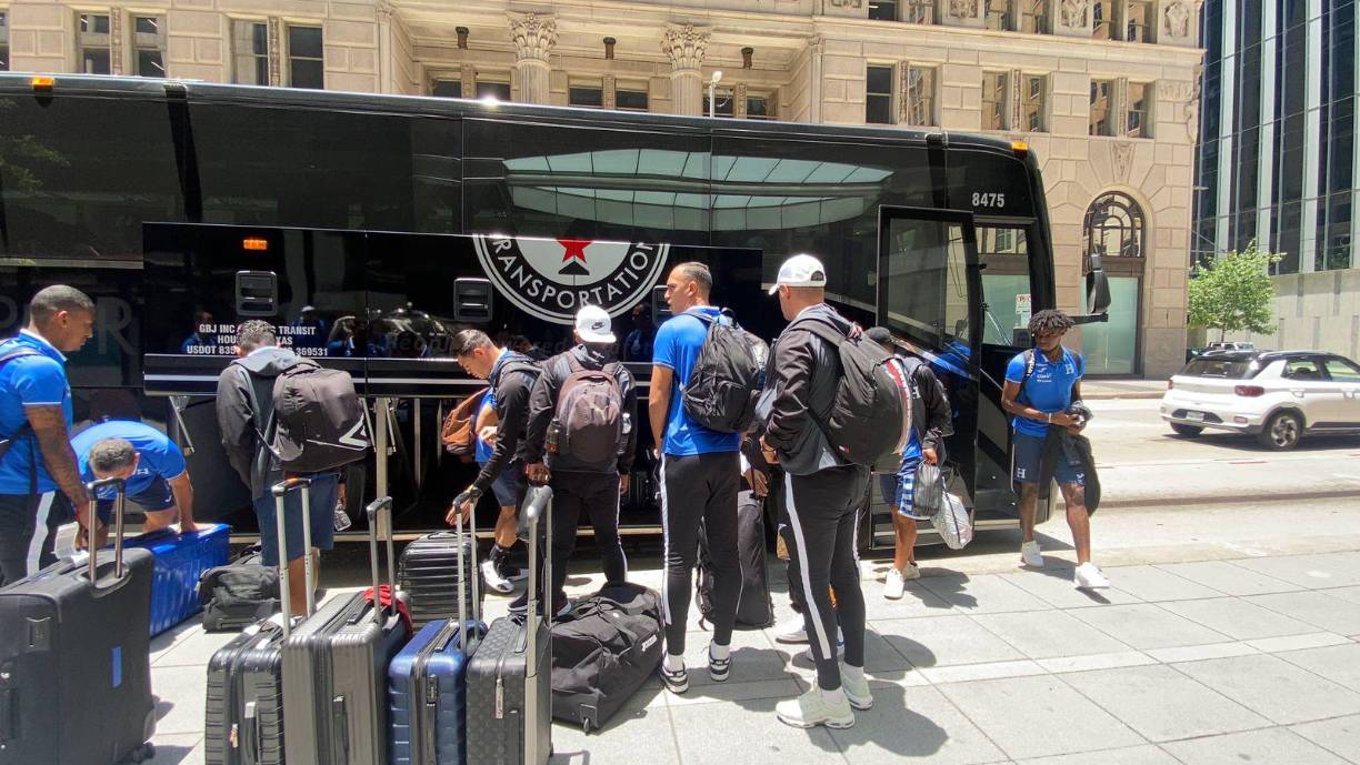 Los futbolistas y cuerpo técnico llegaron aproximadamente a la 2:00 pm (hora de Houston) y 1:00 pm (hora de Honduras) al hotel JW Marriot Downtown de Houston.