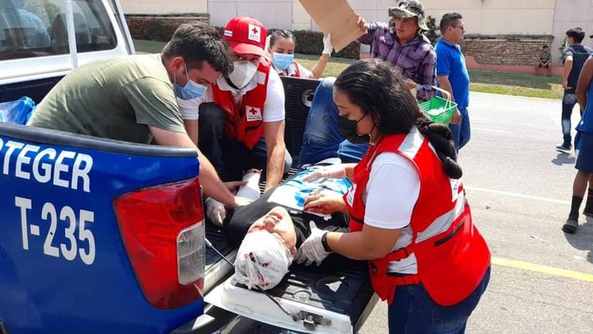  Casi de inmediato llegaron ambulancias y elementos del Cuerpo de Bomberos a brindar los primeros auxilios y apagar el fuego.