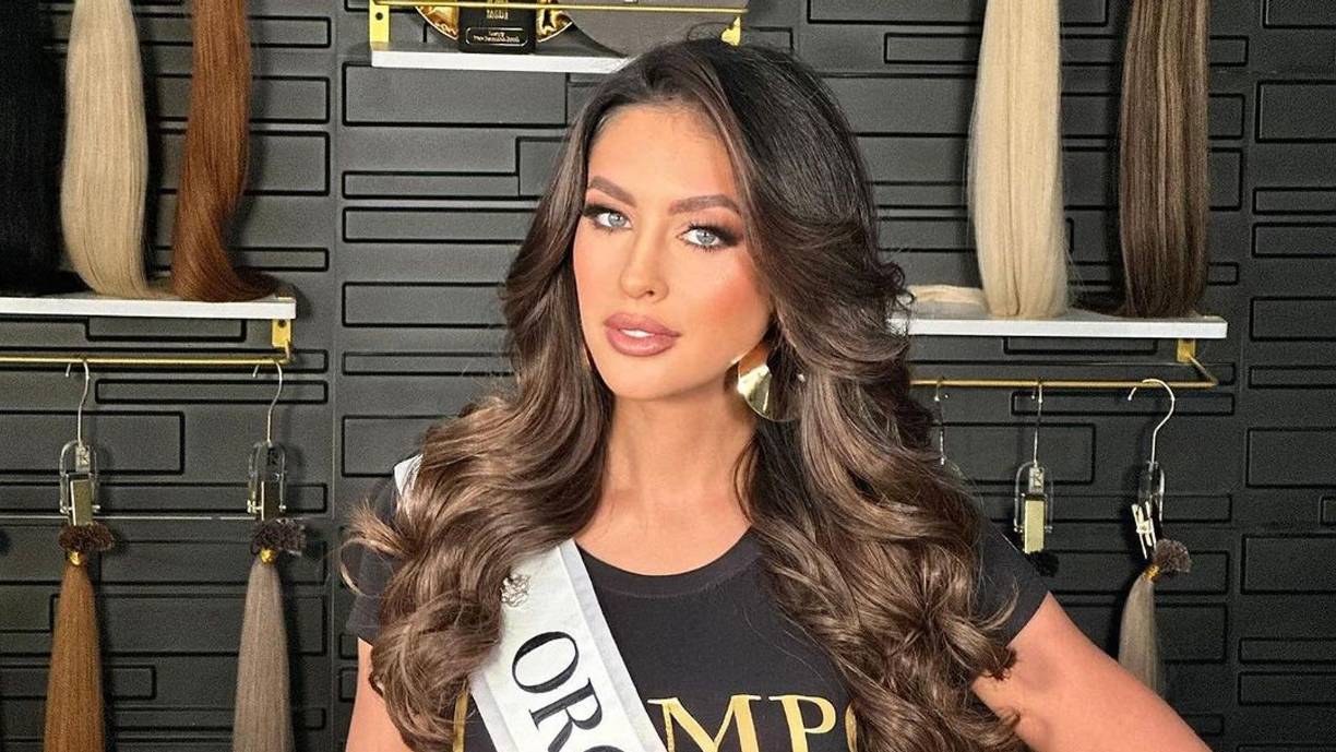 Miss Universo Puerto Rico: Jennifer Colón. Madre soltera de tres hijos, Colón, de 36 años, hizo historia al convertirse en la primera mujer mayor de 28 años y madre en ganar la corona de Miss Universe Puerto Rico. Colón, una mujer de negocios que dirige su propia firma de estética médica, es una reina de belleza experimentada. Fue coronada Miss Mundo Puerto Rico en 2009 y participó en el concurso de Miss Mundo ese año, llegando a las semifinales.