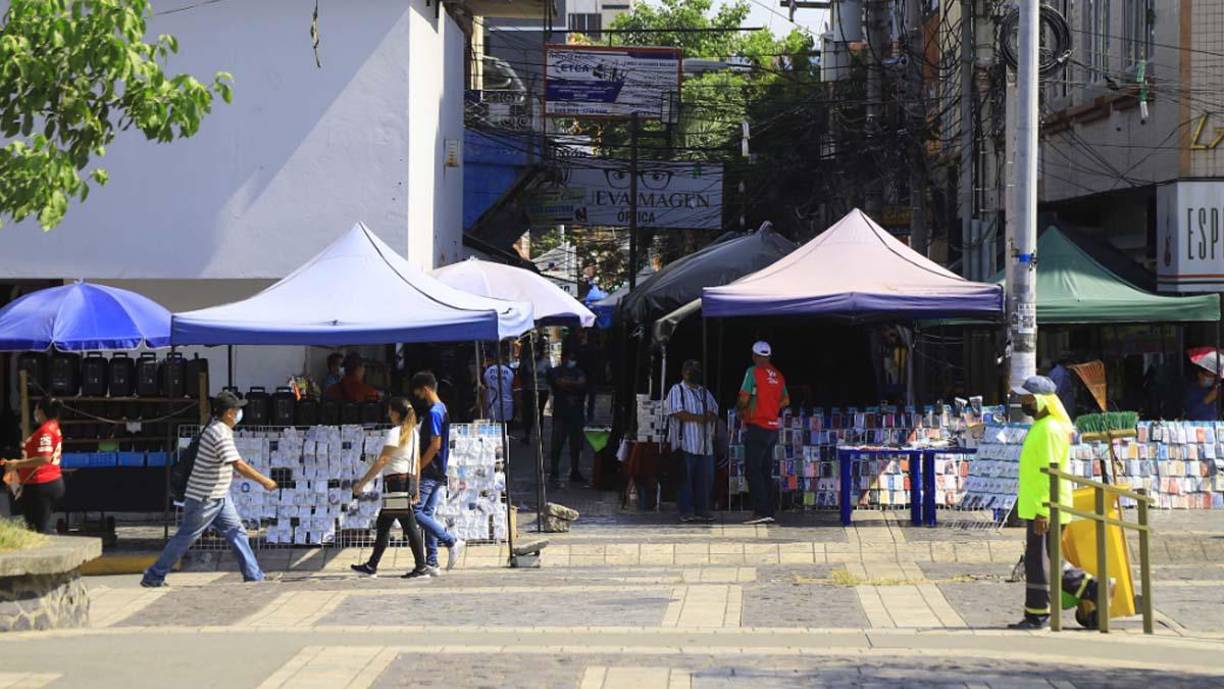 Estos negocios representan un peligro para los peatones