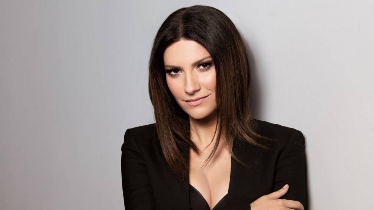 La estrella italiana Laura Pausini, quien fue la Persona del Año 2023 de la Academia Latina de la Grabación, anunció una gira mundial con paradas en Estados Unidos. El tour, que comenzó en Italia en diciembre, viajará por Europa y América Latina antes de terminar en Norteamérica.