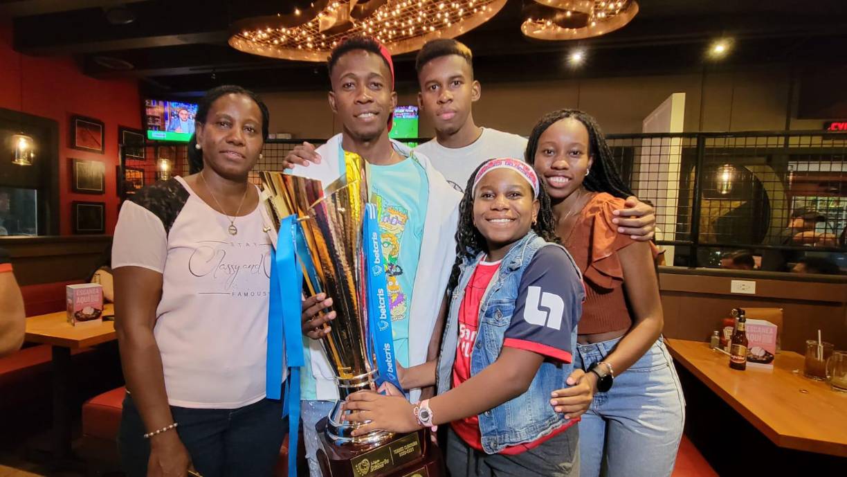 El portero Alex Nahíd Güity junto a su familia. 