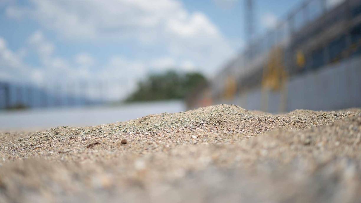 Y agregó: “No se hizo en ese tiempo porque estaban pidiendo un seguro y una póliza que no se tenía por eso fue enviada a rechazo, ahora hay que pagar una multa y regresar con otro papeleo, ya se hizo, pero no hay fecha de salida. Es complicado”.