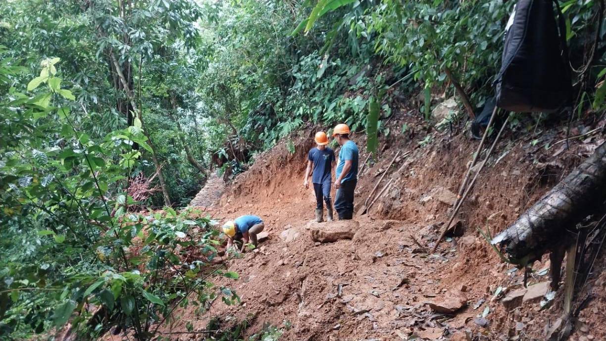 Personal de la Secretaría de Infraestructura y Transporte (SIT), Empresa Nacional de Energía Eléctrica (Enee) y la Municipalidad trabajan en restablecer el paso y la energía en la Cuenca. 