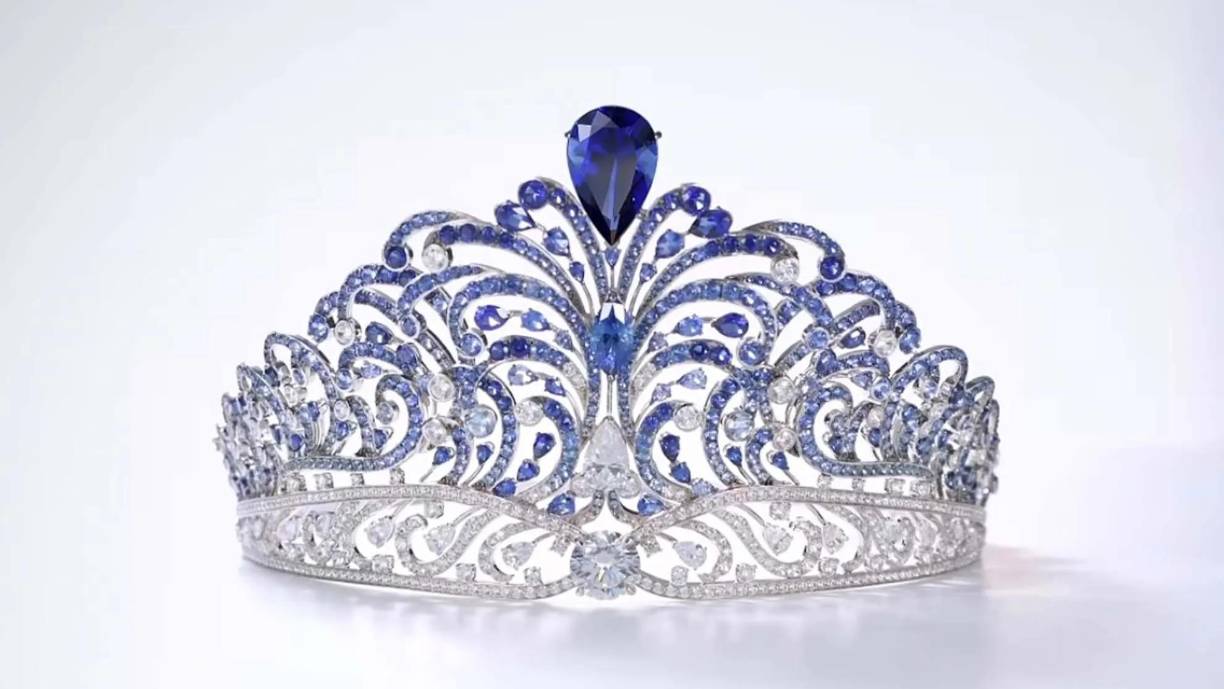El diseño de la corona y el premio han cambiado nueve veces en 70 años. Después de que Anne Jakkaphong Jakrajutatip comprara la organización en 2022, se renovó el contrato con Mouawad Jewelry y se dio a conocer un nuevo diseño de corona Mouawad. Denominada “Corona Mouawad Force for Good”, la corona Mouawad de segunda generación se presentó el 19 de diciembre de 2022.