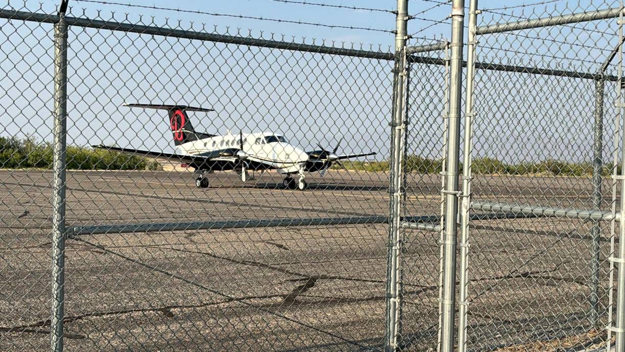 El hijo de Joaquín Guzmán Loera, El Chapo, fue trasladado sin ser presentado ante un juez por su acuerdo a Chicago, donde también enfrenta cargos por tráfico de por tráfico de cocaína, mariguana, metanfetamina y heroína. Imagen del avión en que fue capturado “el Mayo” Zambada.