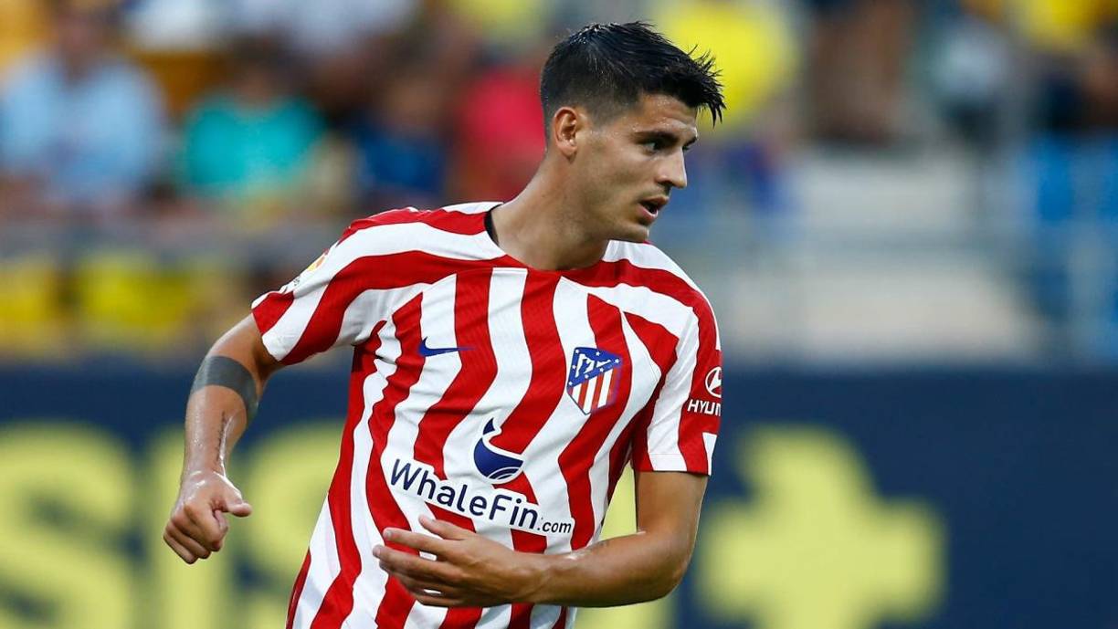 Según informa The Athletic, el Manchester United ha preguntado al Atlético de Madrid por la situación de Álvaro Morata de cara a que el delantero español sea el fichaje deseado para la delantera de Erik Ten Hag. Aseguran que ambos clubes han hablado de la situación del madrileño y que estaría disponible por 35 millones de euros. Según cuenta el diario As, el interés del equipo inglés ya viene de lejos pero Inglaterra, tras su etapa en el Chelsea, no es el destino favorito del ariete. Salvo una oferta económica irrechazable, el delantero preferiría quedarse en Madrid.