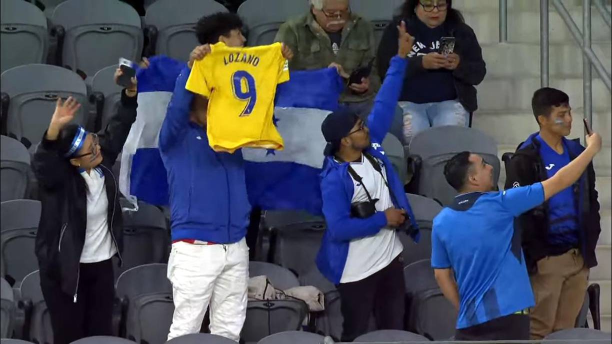 Este catracho llevó al estadio una camiseta de Antony ‘Choco’ Lozano con el Cádiz.