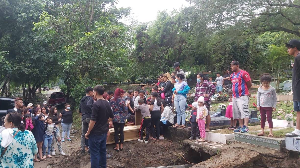 Decenas de personas se reunieron en el cementerio Los Laureles, en donde le dieron el último adiós al pequeño.