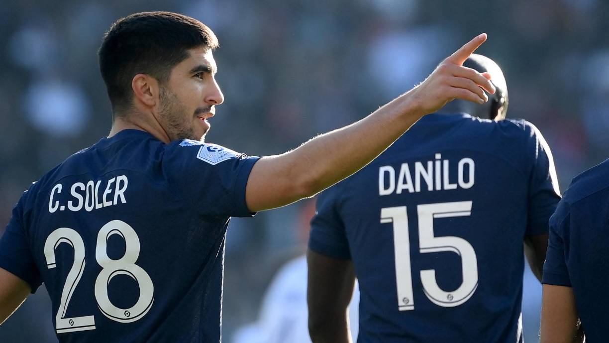 Según RMC Sport, el centrocampista español Carlos Soler no entra en los planes del PSG de cara a la próxima campaña. 