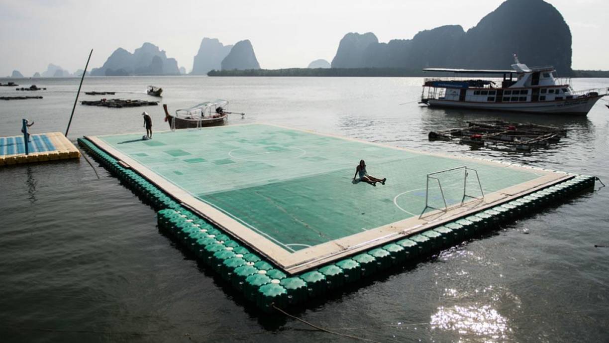 El Panyee FC es un ejemplo de superación y del impulso de la pasión por el fútbol con esta cancha flotante en Tailandia. En ese pequeño campo de juego que ondula en las aguas se desempeña el Panyee Fútbol Club, que se originó en los sueños de un grupo de pequeños motivados por el Mundial de México 86.