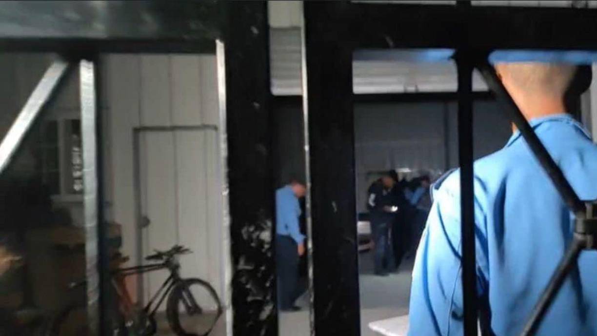 Esta masacre ocurre apenas unos días después de otros dos hechos violentos que conmocionaron a la población hondureña en la última semana: la ejecución con saña de 46 mujeres en la Penitenciaria Nacional Femenina de Adaptación Social (PNFAS) y el asesinato de Erika Yulissa Bandy García, esposa del extinto narco hondureño Magdaleno Meza, en San Pedro Sula.