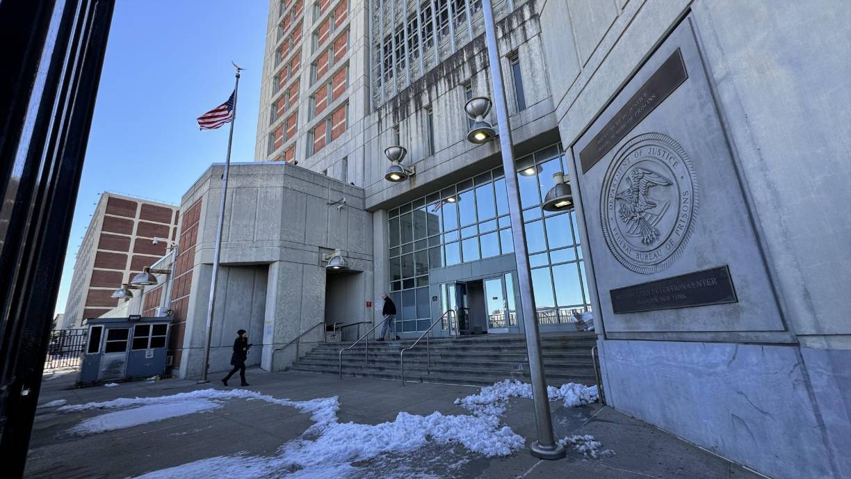 “Estuve 15 días en esa celda solo salía una hora al sol, y es donde uno empieza a pensar. La cabeza da vueltas, porque uno no sabe lo que pasará y está desconectado del mundo. La única hora que a uno lo sacaban al patio cercado con maya ciclón era encadenado. Me ponían a dar vueltas en uno de los tres patios pequeños que hay en la cárcel y es prohibido conversar con otro preso. Después de estar en la celda de castigo, fui llevado a una celda de la prisión de Manhattan a un piso donde habían más población penitenciaria”, relató el hondureño. 