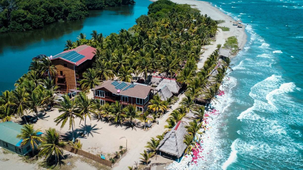 Toda la comunidad de Miami tuvo que unirse para intentar frenar el avance del mar, pero la naturaleza ya les estaba ganando la batalla. En un tramo de unos 300 metros lineales de costa se perdieron 20 metros de playa. Miami está sobre una delgada franja de arena de unos 200 metros de ancho. Sus casas son de madera y bambú.