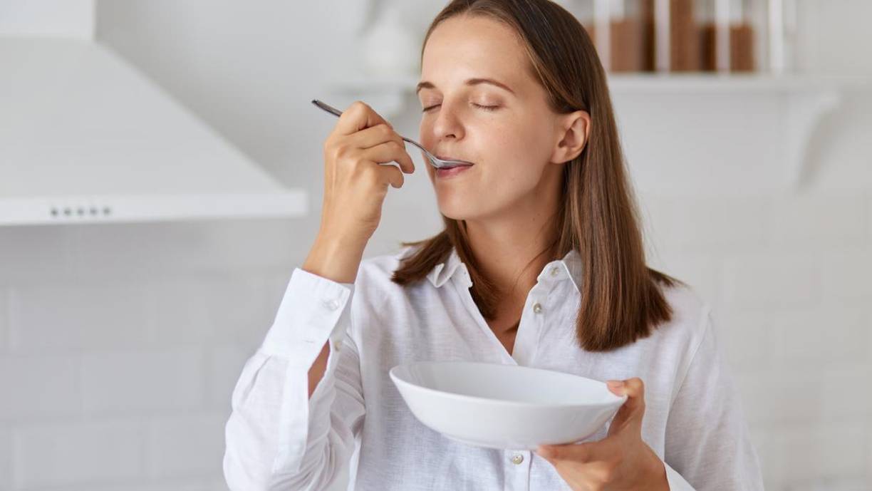 Al momento de almorzar y cenar, comer despacio y con tranquilidad.