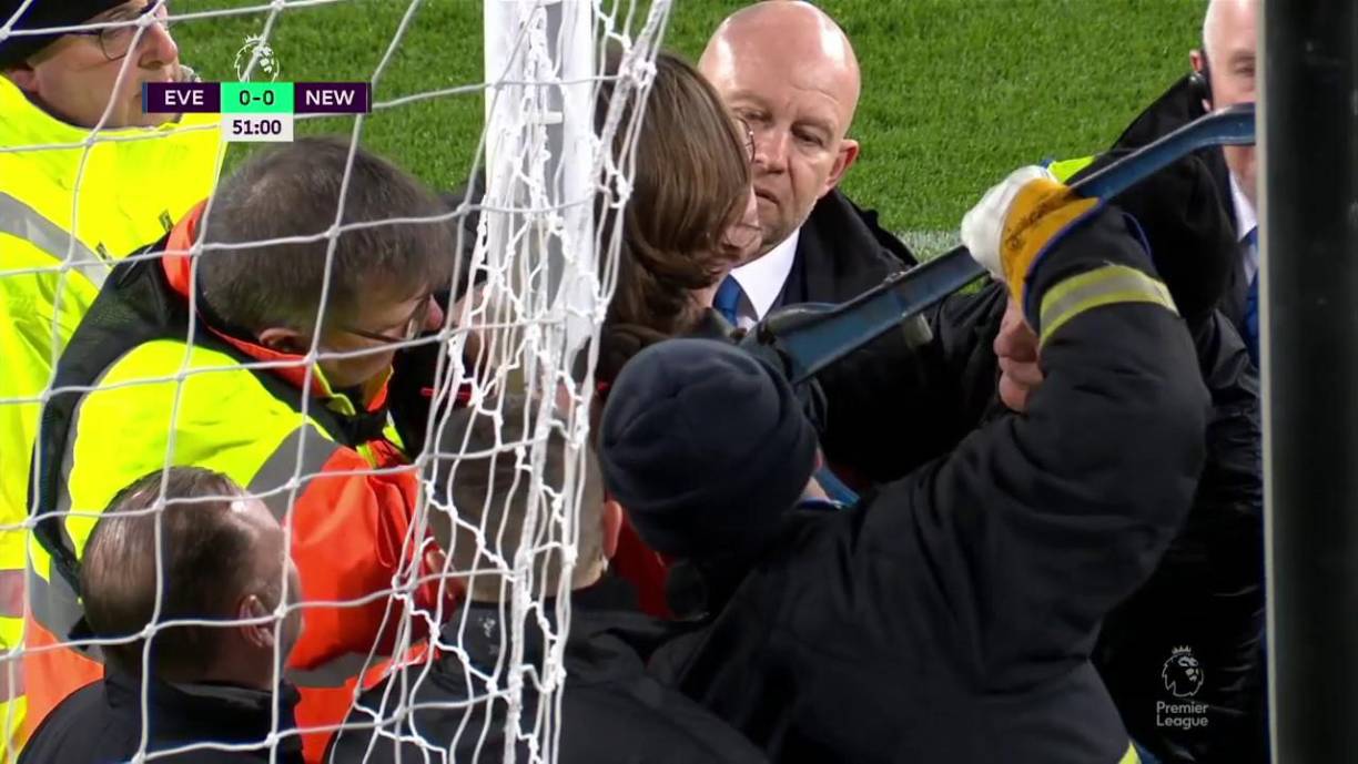 Tras algunos minutos de trabajo, finalmente lograron liberarlo.