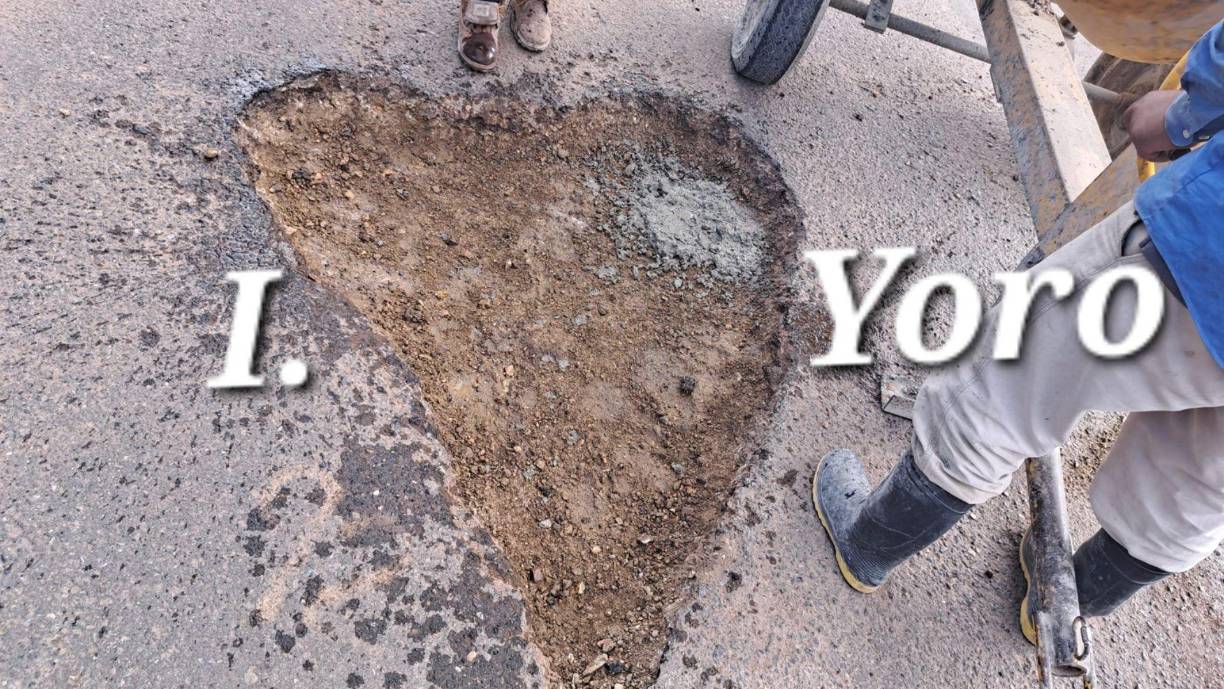 <b>“Yoreños unidos por el desarrollo” es una agrupación compuesta por más de 20 jóvenes líderes del municipio que decidieron un día dejar de vivir quejándose en redes sociales y ponerse a trabajar para tapar los baches.Los hoyos estaban por toda la vía y hasta tenían formas peculiares como este corazón.</b>