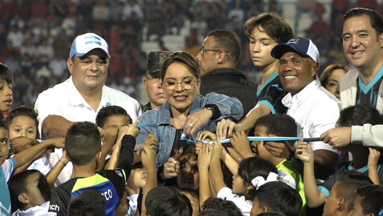 ¡Con fuegos artificiales! Así fue la reinauguración del Estadio Nacional