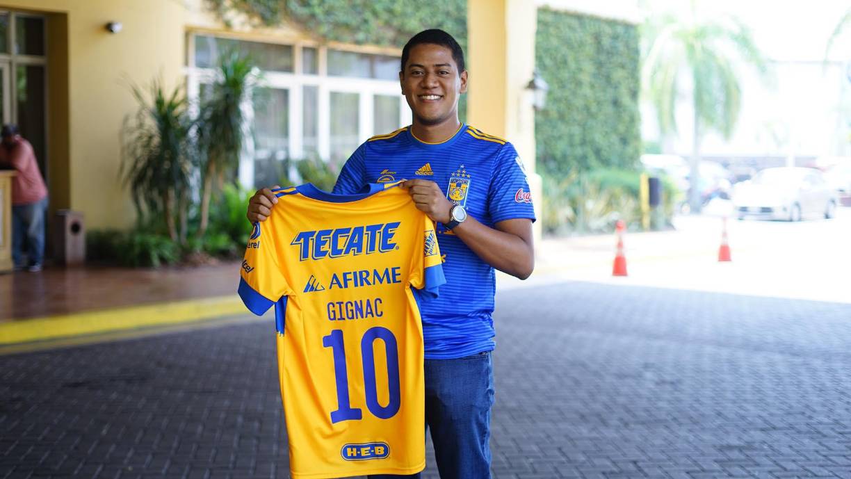  Desde muy temprano, el aficionado hondureño Luis Gustavo García se hizo presente al hotel de concentración del Tigres esperando conocer a las figuras del club mexicano.
