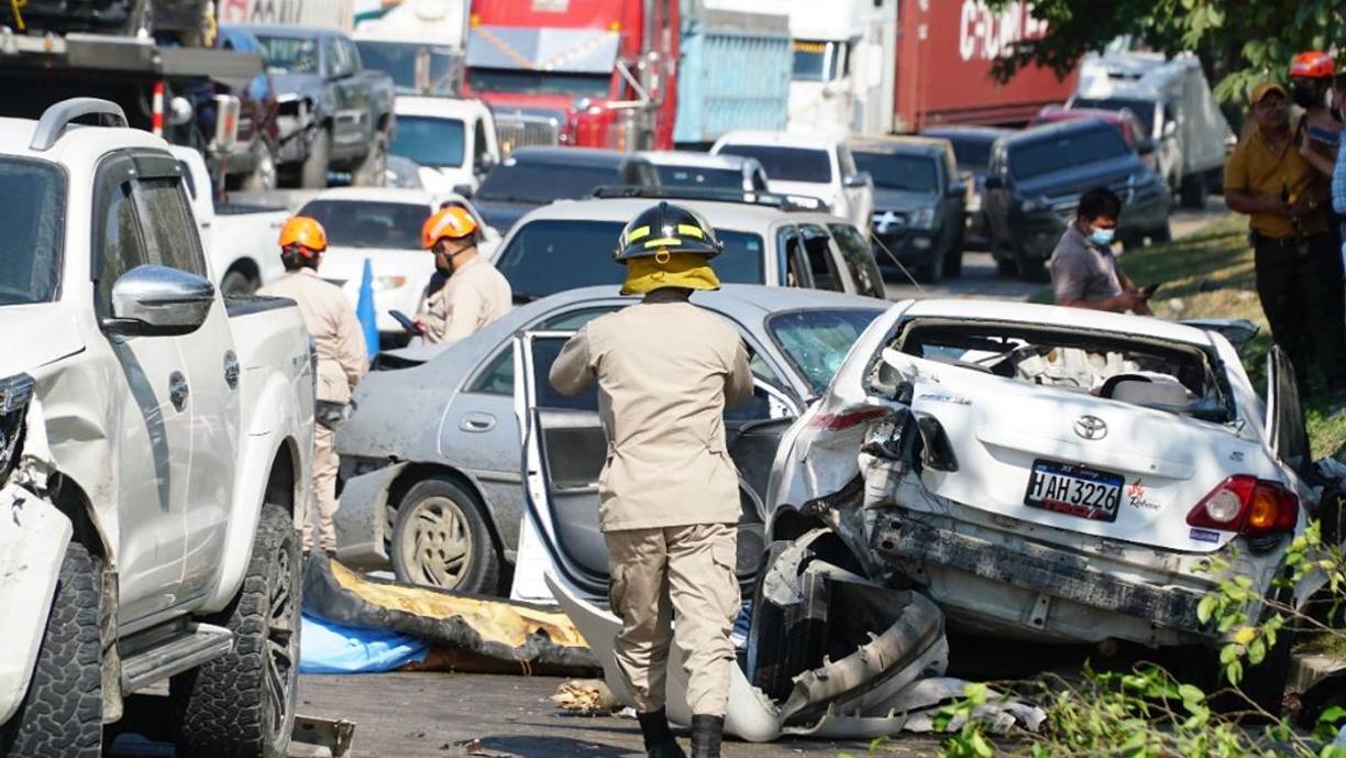 Impactantes imágenes del accidente de rastra con cinco carros que dejó dos muertos en Choloma