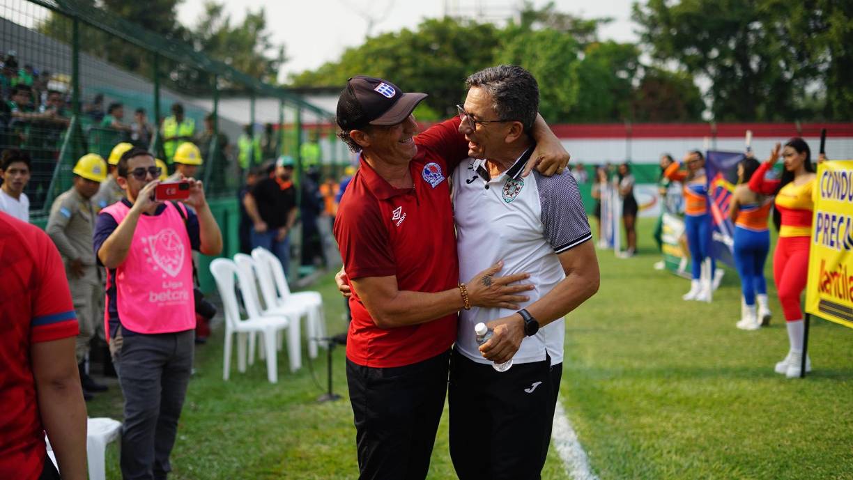 Antes del pitazo inicial, Salomón Nazar y Pedro Troglio mostraron el buen rollo entre ambos y compartieron por unos minutos.