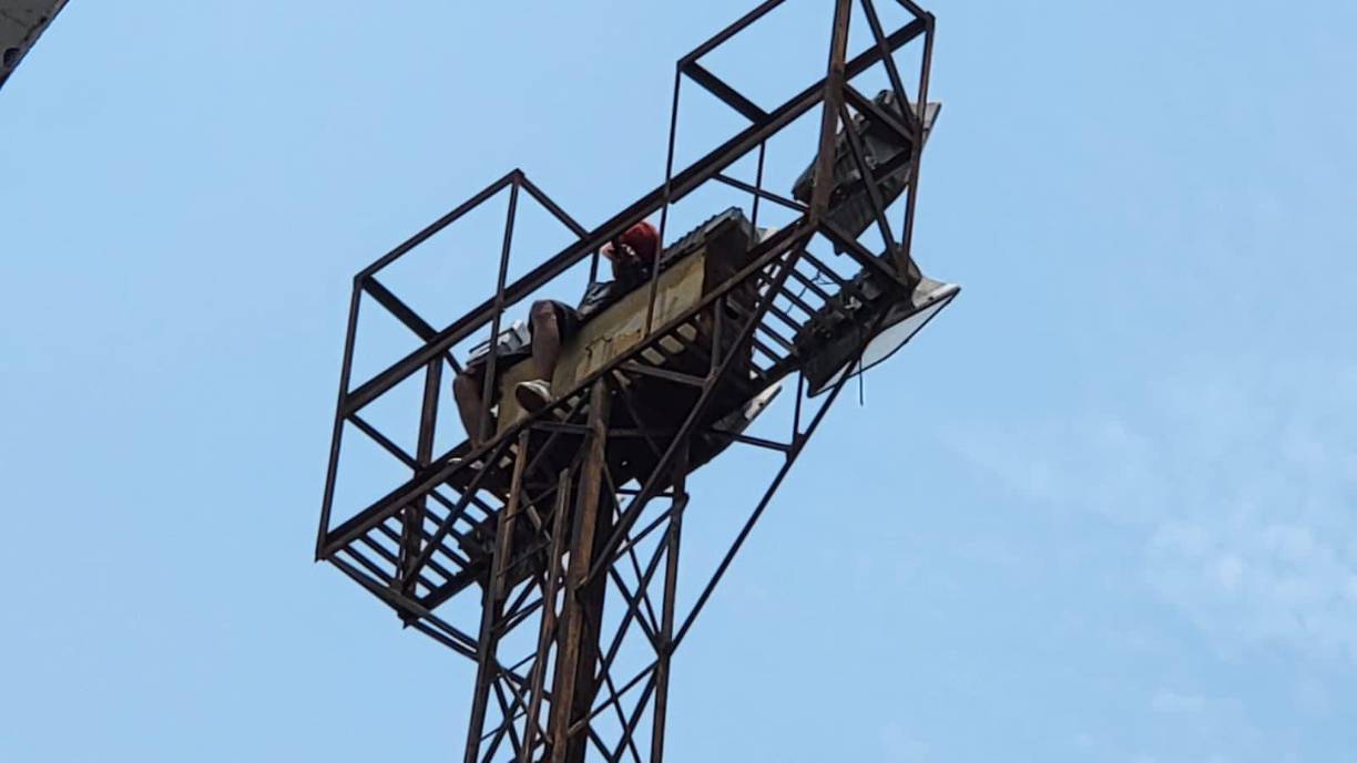 Muchos se preocuparon por el hincha olimpista, quien más tarde fue atendido por miembros del cuerpo de Bomberos. Luego de varios minutos lograron bajarlo.