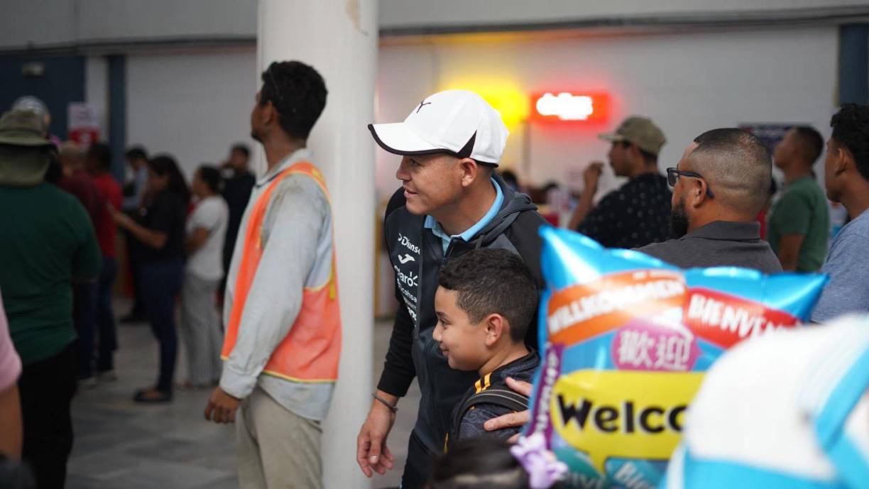 A su llegada al Aeropuerto Internacional Ramón Villeda Morales, el mediocampista, conversó con OPSA, donde contó lo que sintió cuando debutó con Honduras en Bermudas. 