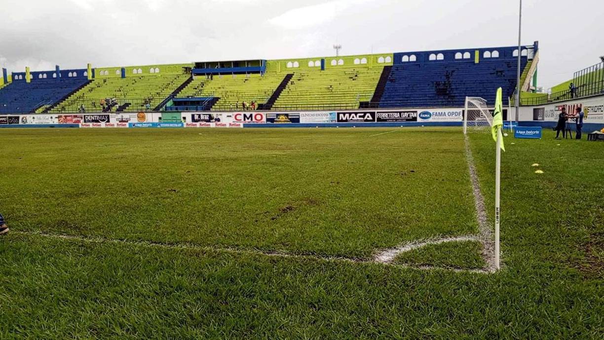 Así lucía la cancha del estadio Juan Ramón Brevé Vargas antes del inicio del partido Olancho FC-Motagua debido a las lluvias.