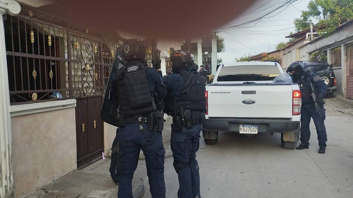 Los allanamientos en Copán fueron ejecutados por elementos de la Dirección Policial Antimaras y Pandillas contra el Crimen Organizado, junto a la Fiscalía Especial contra el Crimen Organizado y la Sección contra el Delito de Lavado de Activos y Privación del Dominio.