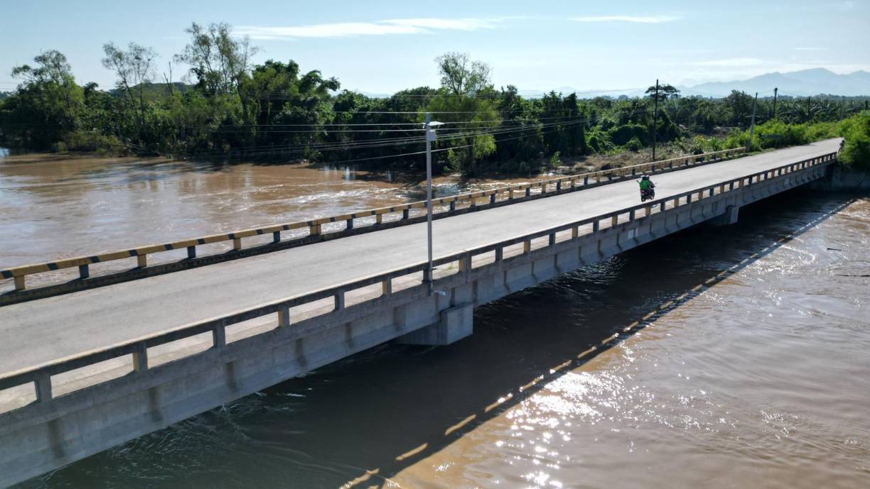 El caudal del río sigue en niveles altos, el peligro es inminente a seguir causando daños a los alrededores.