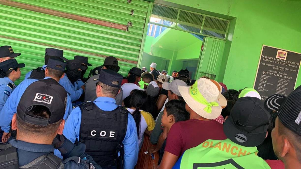 La aglomeración de aficionados para ingresar al estadio Juan Ramón Brevé Vargas de Juticalpa.