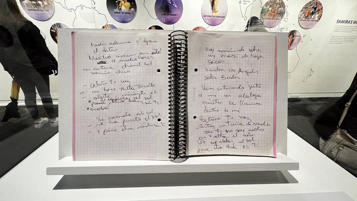 “El 95 % de los objetos expuestos son de su colección personal. Afortunadamente ella guarda mucho material de su carrera y su equipo de trabajo nos proporcionó todo lo que les pedimos”, añadió Emmons.