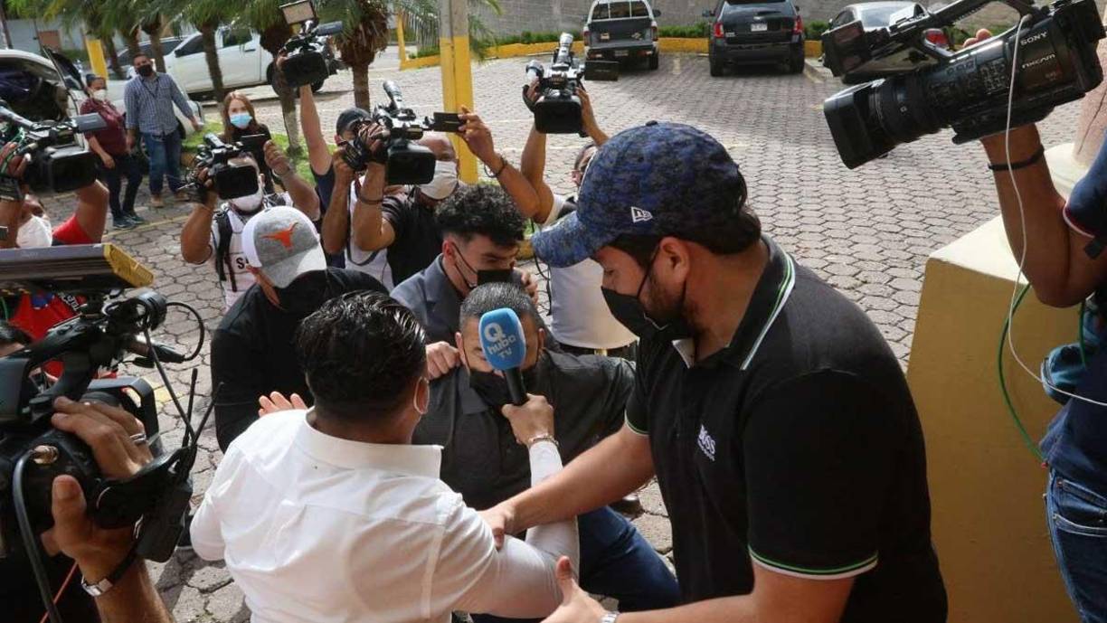El hijo del expresidente Porfirio Lobo, Luis, cuando llega al funeral de su hermano Said.