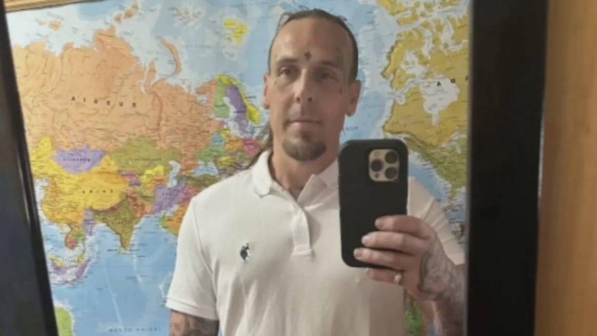 Según su familia, Derek tenía problemas con las drogas, motivo por el cual su preocupación aumentó.