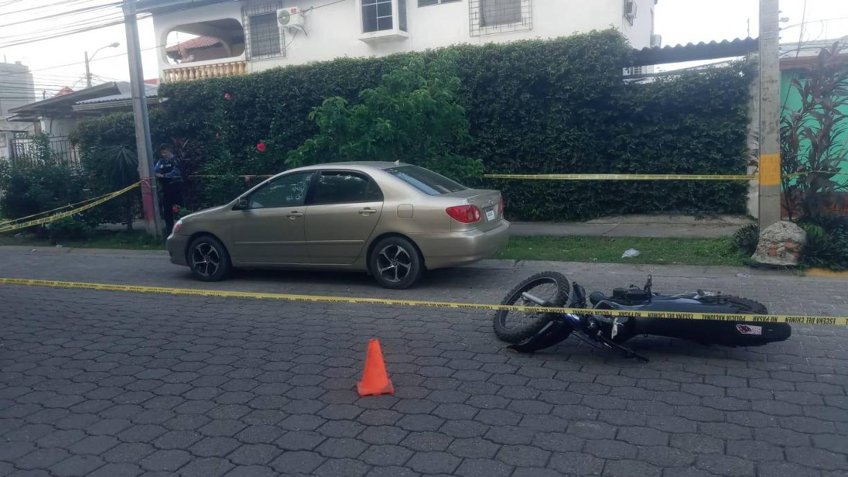La moto del sicario quedó tirada cerca del taxi.